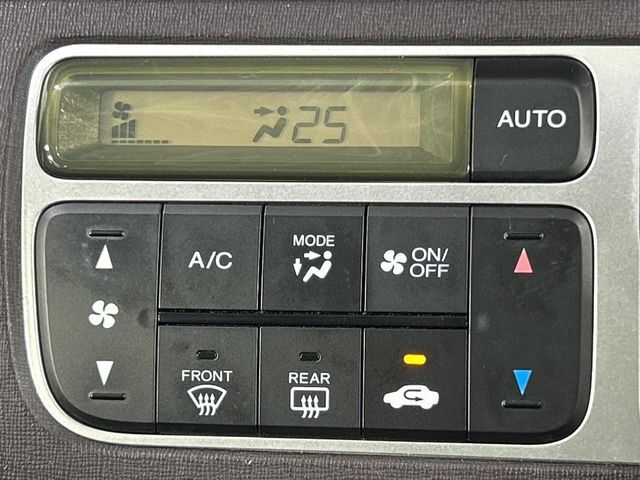 【オートエアコン】一度お好みの温度に設定すれば、車内の温度を検知し風量や温度を自動で調整。暑い…寒い…と何度もスイッチ操作をする必要はありません。快適な車内空間には必須の機能ですね♪