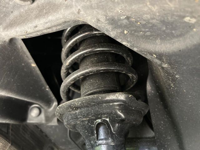 お車を安心してお乗りいただく為には、足回りの定期点検が欠かせません。サービスサポート（有償保証）では無料点検もご提供しており、安心のカーライフをお過ごしいただけるサポート体制が整っています。