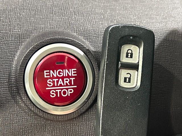 【Hondaスマートキー】カバンやポケットに入れたままでもドアの施錠・解錠が可能なスマートキーを装備。エンジンのオン・オフ時もカギを取り出す必要が無いからとっても便利です♪