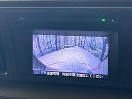 【バックカメラ】駐車時に後方がリアルタイム映像で確認できます。大型商業施設や立体駐車場での駐車時や、夜間のバック時に大活躍！運転スキルに関わらず、今や必須となった装備のひとつです！