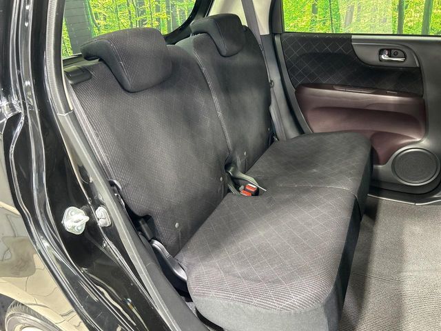 後部座席も気になるようなキズ・汚れやへたり等、大きなダメージはなく、良好な状態です。