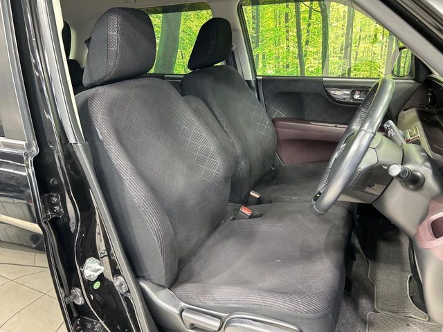 運転席シート廻りは使用感も少なく、良好な状態となっています。丁寧に使われていたことがよくわかりますね。