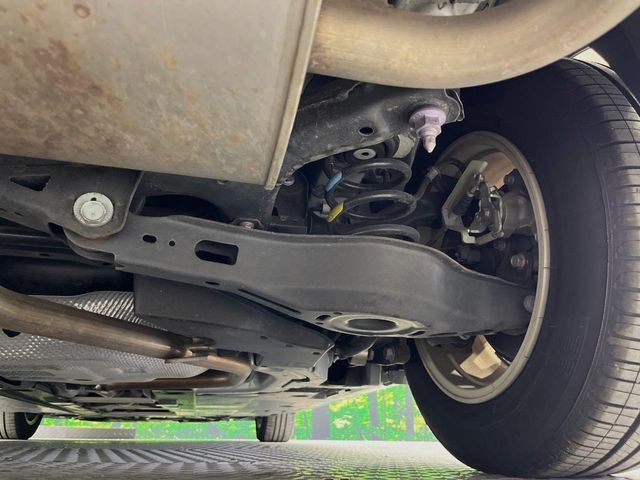 お車を安心してお乗りいただく為には、足回りの定期点検が欠かせません。サービスサポート（有償保証）では無料点検もご提供しており、安心のカーライフをお過ごしいただけるサポート体制が整っています。