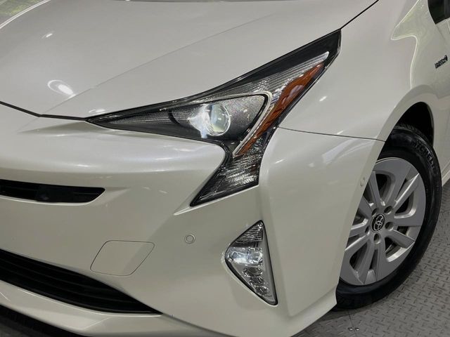 【LEDヘッドライト】悪天候や夜間走行時も良好な視界を確保し安心して運転できる高輝度LEDヘッドライトを装備！点灯速度が早く、消費電力も抑えられています。