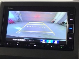 リバースギアに入れるだけで後方の表示へ切り替わります。夜間や雨の日の駐車も楽になりますよ。