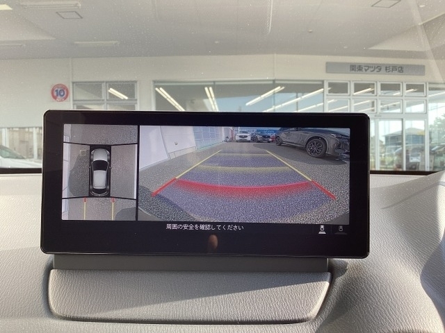 車両の前後左右にある4つのカメラを活用し、センターディスプレイの表示や各種警報音で低速走行時や駐車時に車両周辺の確認を支援し、見えない部分の危険察知をサポートいたします！