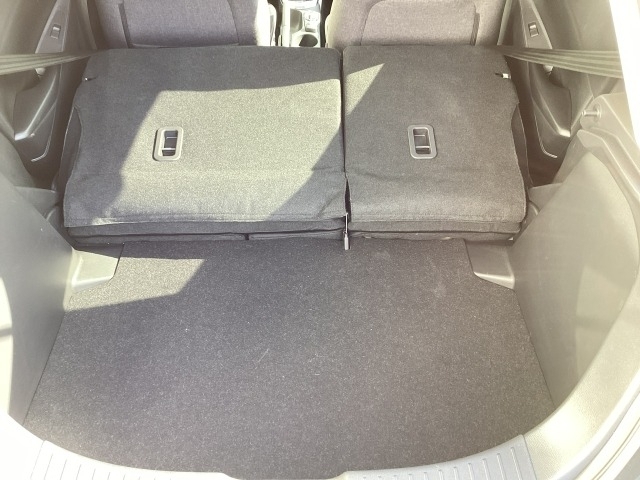 リアシ-トを倒すとこんなに広く使えるんですョ♪奥行きもあって、大きな荷物もへっちゃらですョ！！必見です♪♪