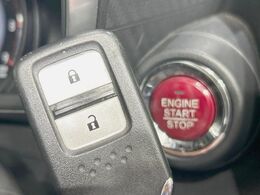 【Hondaスマートキー】カバンやポケットに入れたままでもドアの施錠・解錠が可能なスマートキーを装備。エンジンのオン・オフ時もカギを取り出す必要が無いからとっても便利です♪