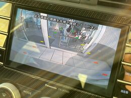 【バックカメラ】駐車時に後方がリアルタイム映像で確認できます。大型商業施設や立体駐車場での駐車時や、夜間のバック時に大活躍！運転スキルに関わらず、今や必須となった装備のひとつです！