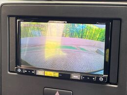 【バックカメラ】駐車時に後方がリアルタイム映像で確認できます。大型商業施設や立体駐車場での駐車時や、夜間のバック時に大活躍！運転スキルに関わらず、今や必須となった装備のひとつです！