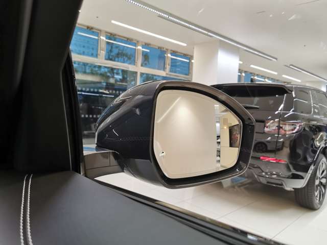【ブラインドスポットモニター】車外の車をいち早く検知しドライバーに知らせるドライバーアシスト機能となっております。