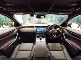JAGUARならではの高級感と水平性を意識したデザインになっており、無駄のないラグジュアリーな作りを実現したインテリアとなっております。