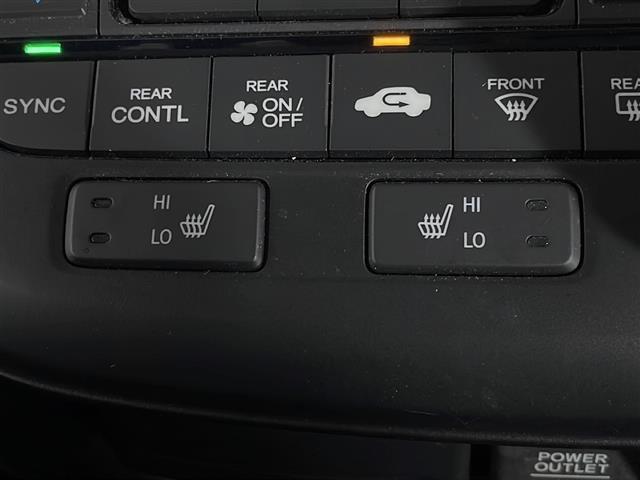 【シートヒーター】シートを温めてくれる暖房機器です！長時間座っていると負担が掛かりやすい背中や腰、または冬場などの寒い日に冷えやすい脚部に快適なぬくもりを伝えます。