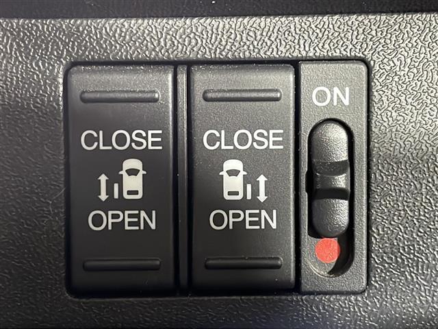 【両側パワースライドドア】小さなお子さまでもボタン一つで乗り降りラクラクです！両手に荷物を抱えている状態でもボタンを押せば自動で開閉するので、お買い物やお出かけの際にはとっても重宝します！