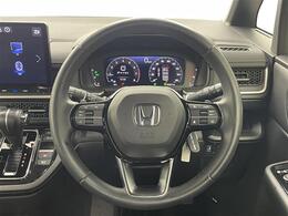 【ステアリング】軽い力で扱いやすいハンドルです。目立つ傷やスレなどなく綺麗な状態です！除菌プランいれていただくとさらに快適に！清潔なお車はお子様にも安心ですね！