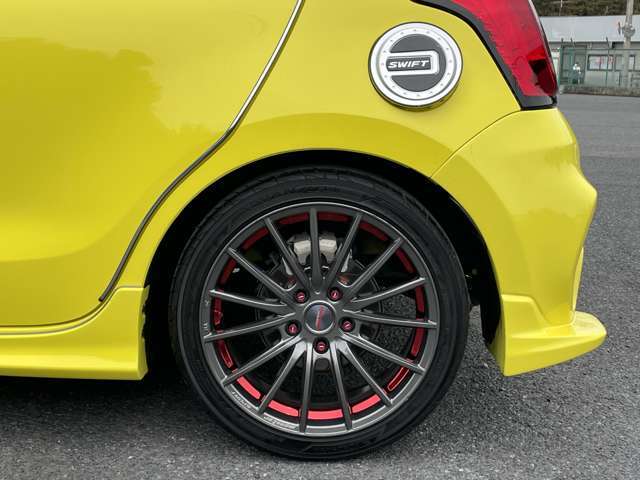 【納車整備メニュー】法定点検項目に追加し装備品等のクオリティチェックを実施。また、安心してお乗り頂くために社外品等各仕様の保安基準適合検査を行い必要な対策は実施してご納車しています。