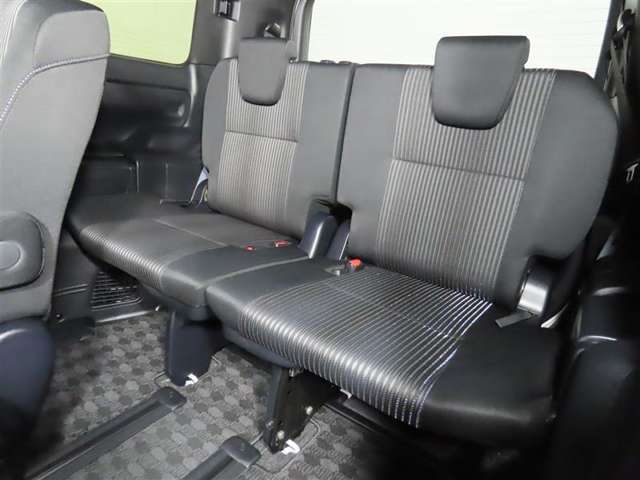 便利な5：5分割可倒式シートです。収納と乗車人数のバランスに優れています♪荷物の大きさに応じたラゲージスペースをフレキシブルに作り出せるので、シーンに応じた使い方ができます♪