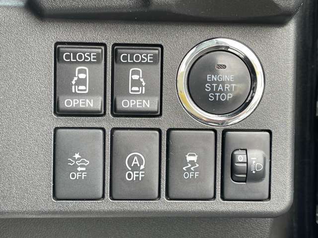 運転席周りのスイッチ類になります。様々な装備がついておりますので、ご不明な点があれば、いつでもお問い合わせお待ちしております。