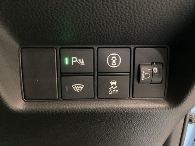 ハンドルの右側にはヘッドライトレベライザーとHondaセンシング用のVSA解除スイッチなどがついています。ヘッドライトレベライザーは道路状況や積荷の加重に応じてライトの高さを調節できます。