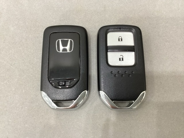 スマートキーを装備しています。鍵を差し込むことなくドアロックの開け閉めと、スタートボタン操作でのエンジンスタートができます。スペアキーも同じものを用意しております。