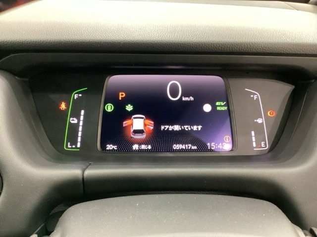 デジタル表示のスピードメーターとタコメーター、燃費やオドメーターなどの表示の他に、ホンダセンシング機能などの表示もできる多機能なマルチインフォメーション・ディスプレイです。