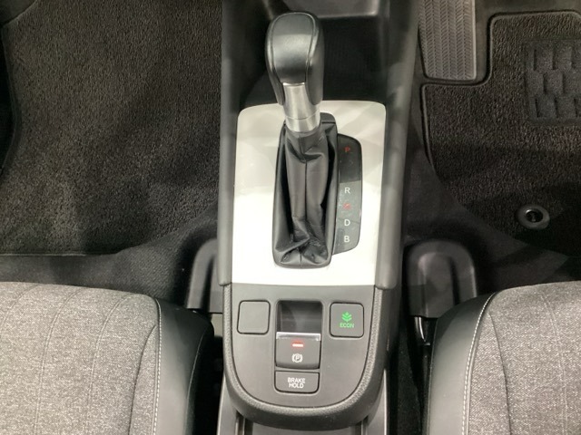 CVT車のセレクトレバーです。低速から高速まで、変速ショックのないスムーズな走りと、エンジン効率のよい領域を維持して燃費にも貢献します。サイドブレーキはスイッチ操作の電子制御パーキングブレーキです。