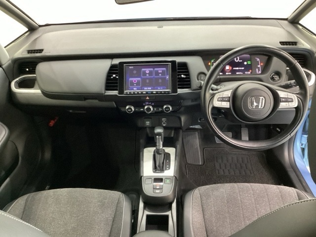 車内は光触媒抗菌消臭施工済です。インパネ周りはスタイリッシュなデザインで機能や装備も充実しています。グローブボックスやカップホルダーのほかにトレーなどたくさんの収納スペースが付いています。