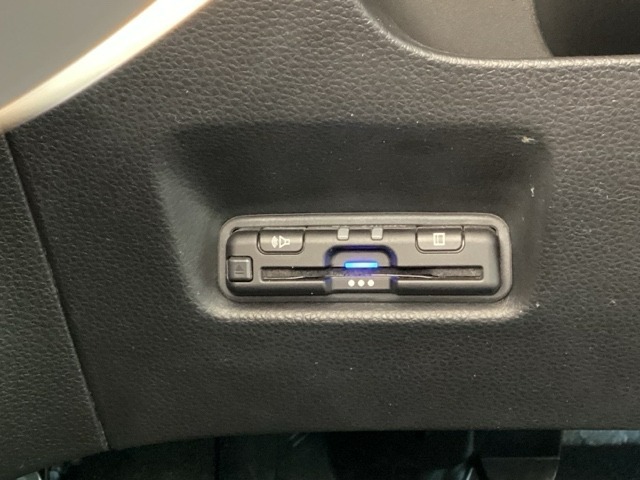 ハンドルの左下にETCがついています。高速道路の料金所の通過も楽々です。　カードの取り出しもしやすい場所についています。