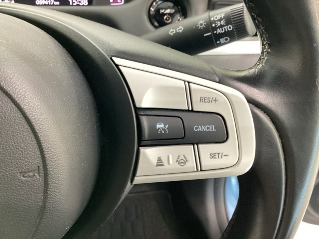 ハンドルにHondaセンシング系のクルーズコントロールやレーンキープアシストなどの操作スイッチが装備されています。ハンドルから手を離さず安全に操作できます。