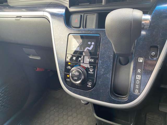 シフトレバーはインパネシフト☆余分なスペースを使いませんので、運転席廻りの空間をより広く使うことが出来ます！エアコン操作部は温度をダイヤルで調整可能です！