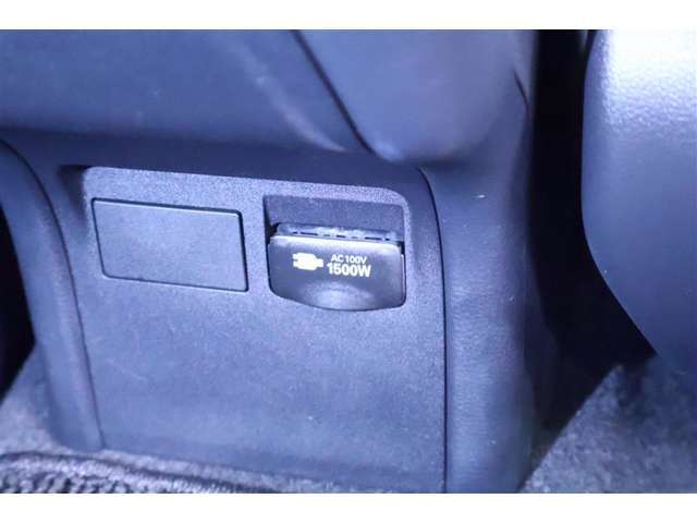 停電などの非常時には電源としても使える100V/1500Wコンセントを車内に設置。電気製品にも対応し、普段使いにもアウトドアでも大活躍！