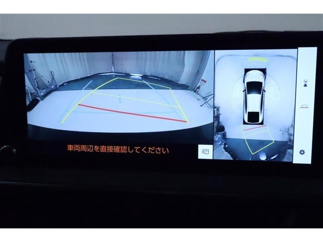 車を上から見たような視点のパノラミックビューモニター。後方の死角だけでなく左右や前方の障害物の発見もしやすくなります！
