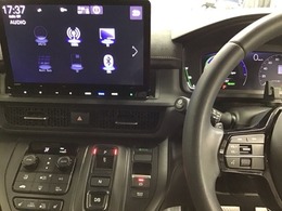 ホンダ純正メモリーナビ搭載なので、遠方へのドライブもお任せ下さい！ステアリング左手側にオーディオ関連のコントロールスイッチを配置しています。操作時は視線を逸らすことなく運転に集中できます