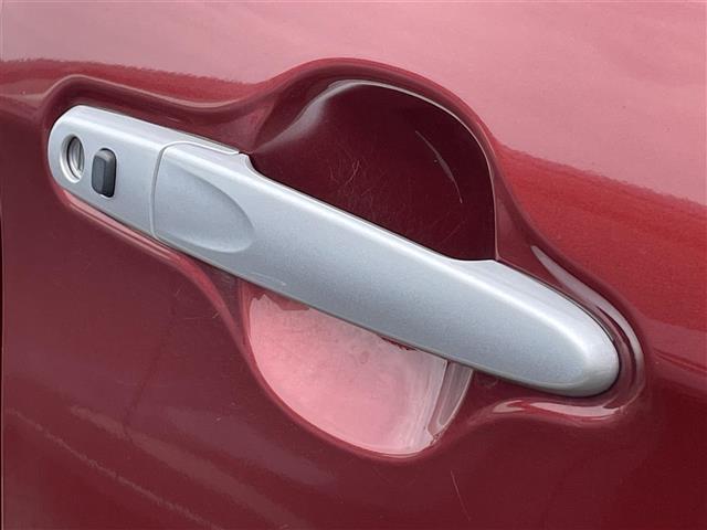 【運転席】座り心地が良いシートなので長時間の運転でも快適にお過ごしいただけます。新品のフロアマットのご注文も可能です。掲載箇所以外にご希望の写真がございましたらお気軽にお問い合わせ下さい。