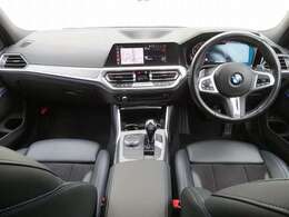 ◆インスツルメントパネルやインテリアトリムなどは、調和しなが洗練された室内を作り上げ、スイッチ類によって、優れた操作性をも実現。ドライバーの視線や動線を考え、人間工学に基づきデザインされています◆