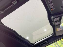【ガラスルーフ】ガラスルーフ搭載で車内の解放感が一気にアップ！開放的なドライブをお楽しみいただけます。