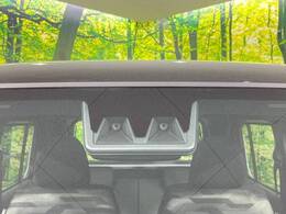 【スマートアシスト】走行中に前方の車両等を認識し、衝突しそうな時は警報とブレーキで衝突回避と被害軽減をアシスト。より安全にドライブをお楽しみいただけます。