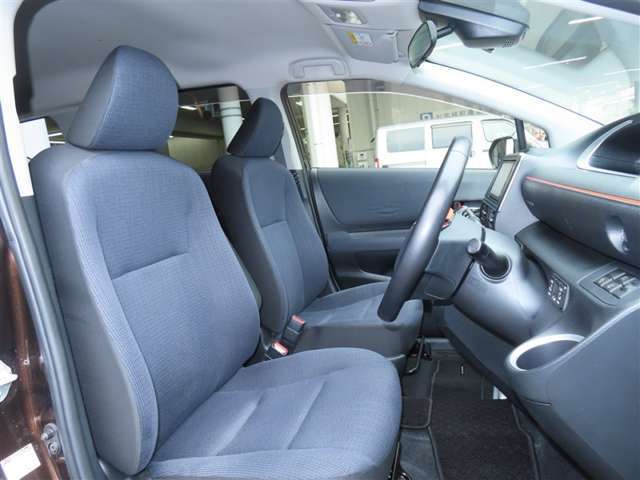 シンプルながらホールドの良いシートです。　しっかりホールドしてくれるシートの方が長く座っていても疲れにくいです！