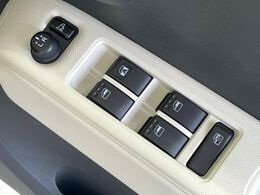 【電動格納ミラー】サイドミラーは電動格納式となっており、狭い駐車場でもキズがつくリスクを抑えられます。