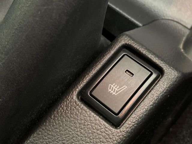 【シートヒーター】寒い日に重宝するシートヒーター！エアコンより早く温まってくれるので寒がりの人も安心ですね♪エアコンの温風は乾燥するから苦手、という方にもをおすすめです。