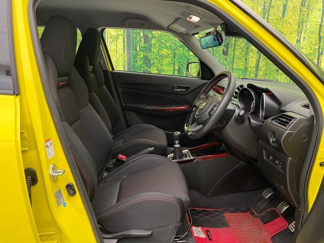 運転席シート廻りは使用感も少なく、良好な状態となっています。前オーナー様が丁寧に使っていたことがよくわかりますね。