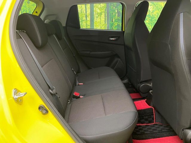 後部座席も気になるようなキズ・汚れやへたり等、大きなダメージはなく、良好な状態です。