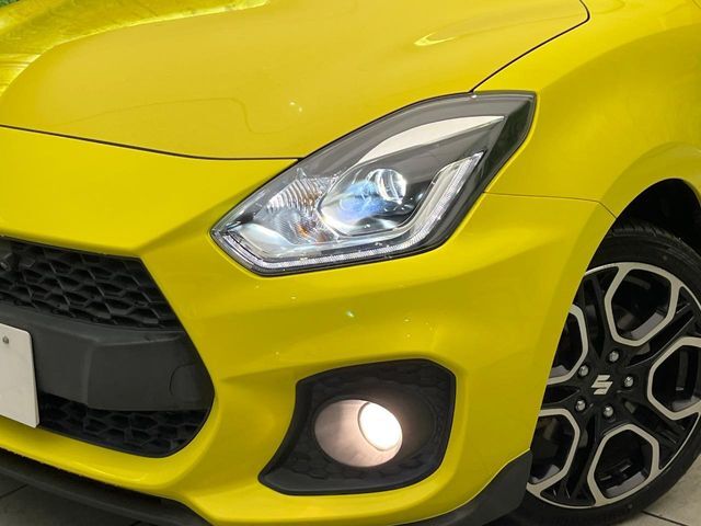 【LEDヘッドライト】悪天候や夜間走行時も良好な視界を確保し安心して運転できる高輝度LEDヘッドライトを装備！点灯速度が早く、消費電力も抑えられています。