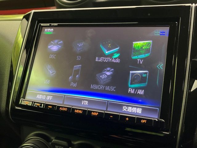 【純正ナビ】人気の純正ナビを装備しております。ナビの使いやすさはもちろん、オーディオ機能も充実！キャンプや旅行はもちろん、通勤や買い物など普段のドライブも楽しくなるはず♪