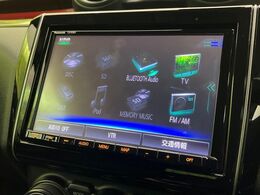 【純正ナビ】人気の純正ナビを装備しております。ナビの使いやすさはもちろん、オーディオ機能も充実！キャンプや旅行はもちろん、通勤や買い物など普段のドライブも楽しくなるはず♪