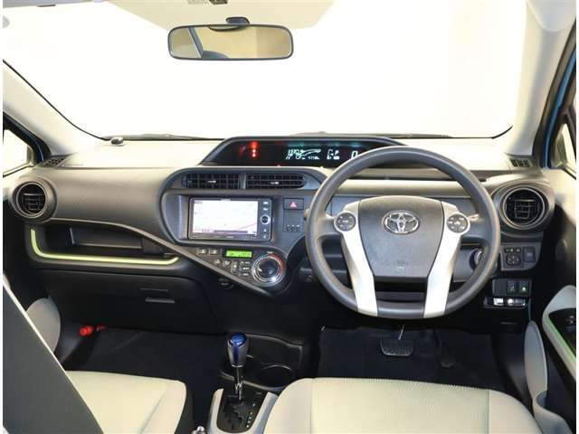 オシャレなインテリアで運転する気分も盛り上がりますよね＾＾