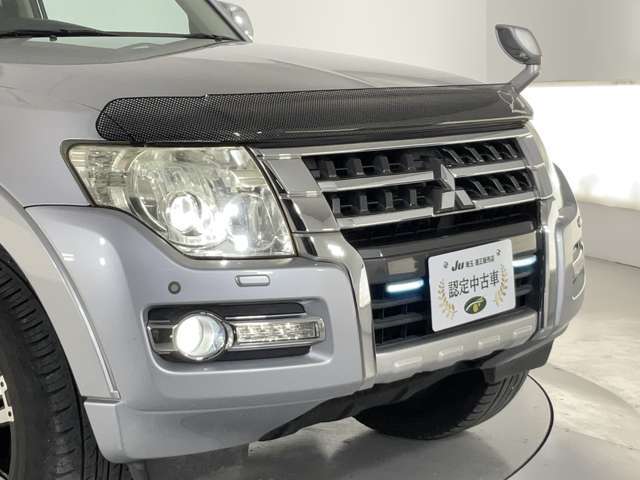 当店では仕入れた車両を撮影スタジオ完備の商品管理センターにて室内クリーニングや外装の磨き施工等、徹底した商品車仕上げを行っております。
