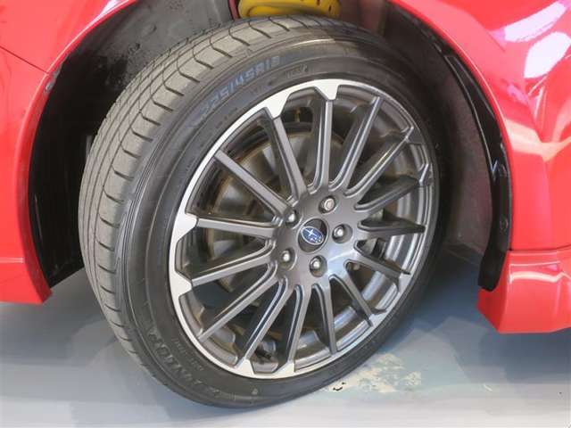 純正アルミホイール。タイヤサイズは225/45R18です。