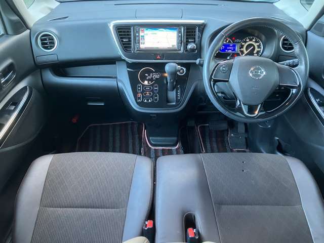 前席内装の全体像です。是非実車をご覧にお越し下さい。