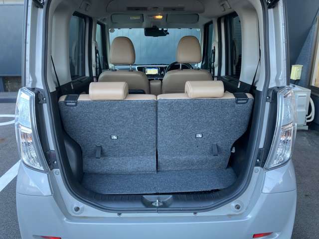 乗車定員時でも広いラゲッジを確保♪
